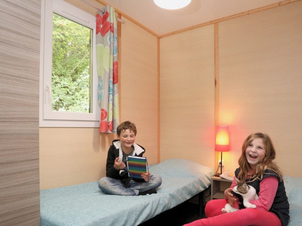 Camping-Paradis-en-Baie-de-Somme-Le-Val-de-Trie-Camping-avec-piscine-et-animations-4-etoiles-en-Picardie-Location-Chalet-Grand-Confort-3 Chalet grand confort