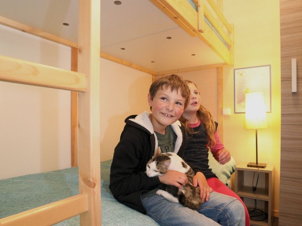 Camping-Paradis-en-Baie-de-Somme-Le-Val-de-Trie-Camping-avec-piscine-et-animations-4-etoiles-en-Picardie-Location-Chalet-Grand-Confort-4 Chalet grand confort