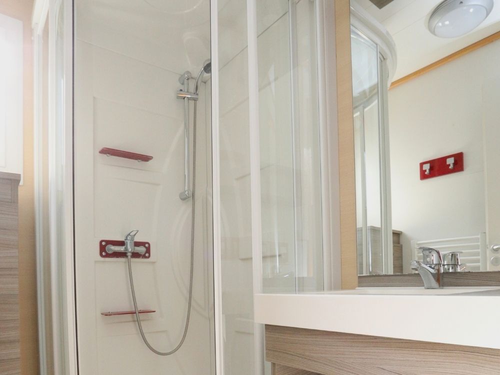 Camping-Paradis-en-Baie-de-Somme-Le-Val-de-Trie-Camping-avec-piscine-et-animations-4-etoiles-en-Picardie-Location-Chalet-Grand-Confort-5 Chalet grand confort